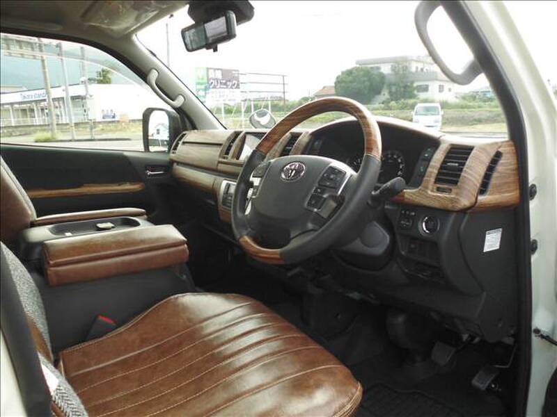 TOYOTA HIACE VAN