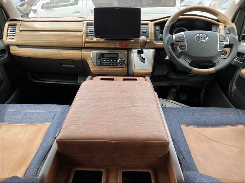 TOYOTA HIACE VAN