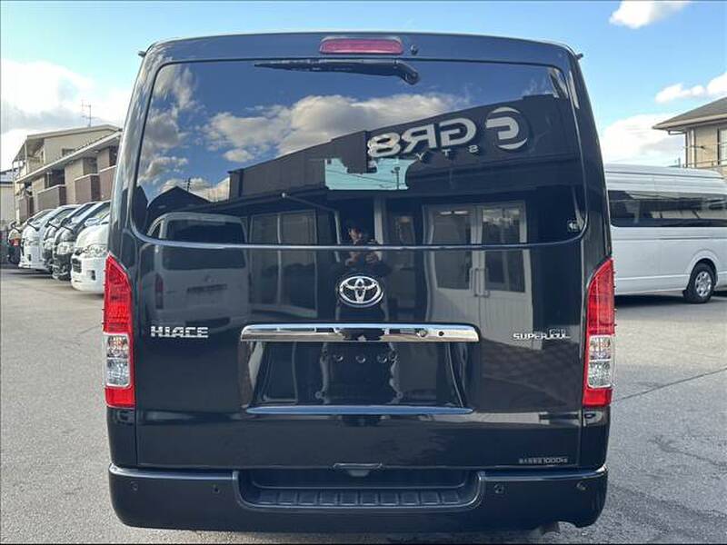 TOYOTA HIACE VAN