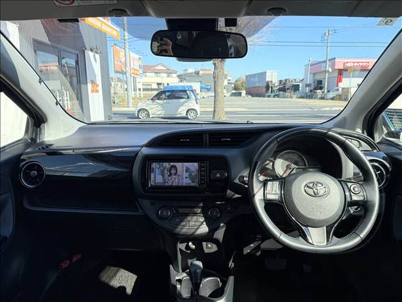 TOYOTA VITZ (YARIS)