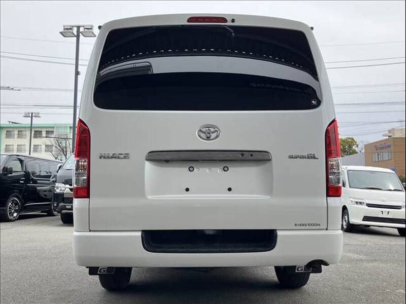 TOYOTA HIACE VAN