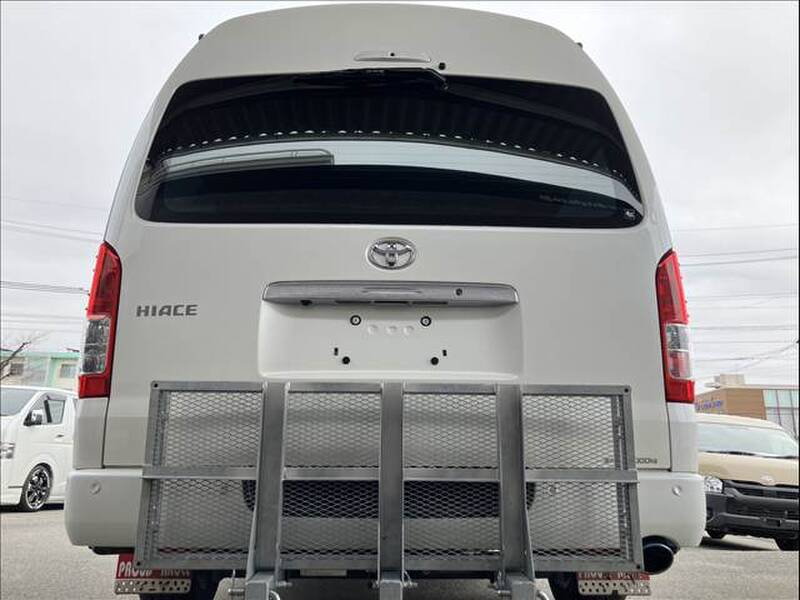 TOYOTA HIACE VAN