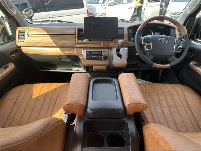 TOYOTA HIACE VAN