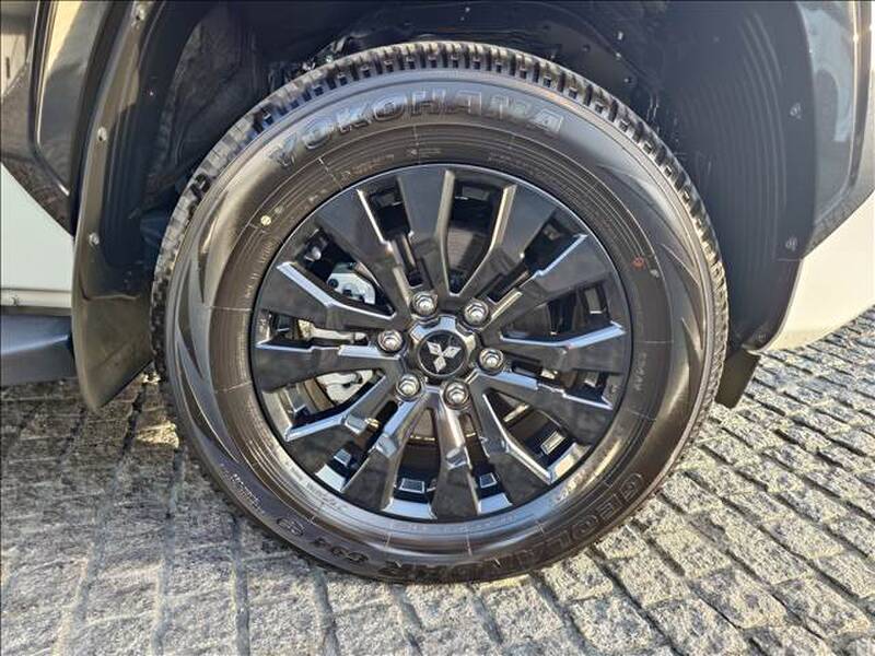 MITSUBISHI TRITON