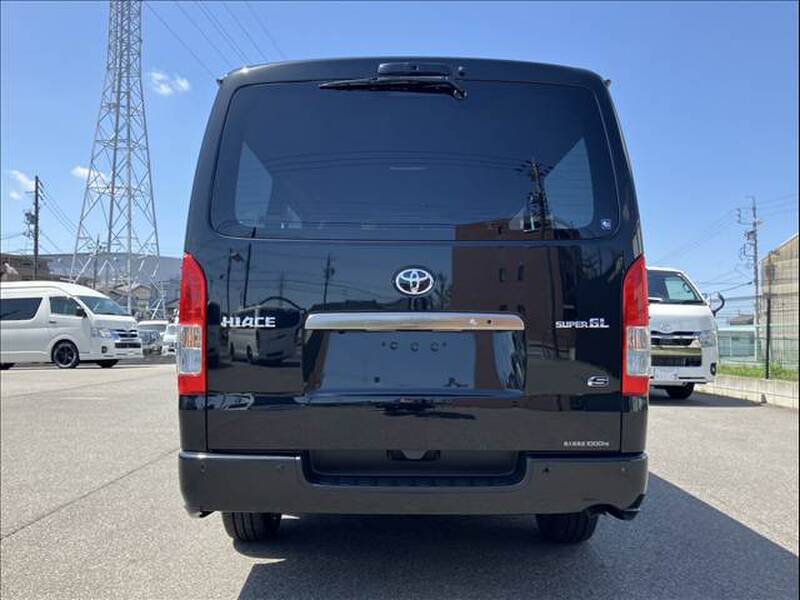 TOYOTA HIACE VAN