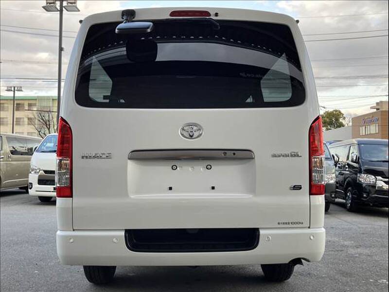 TOYOTA HIACE VAN