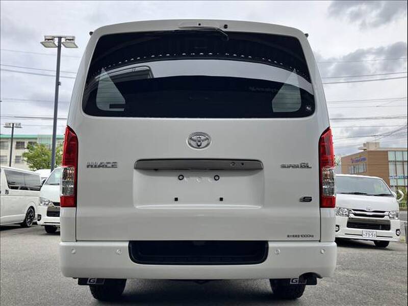 TOYOTA HIACE VAN