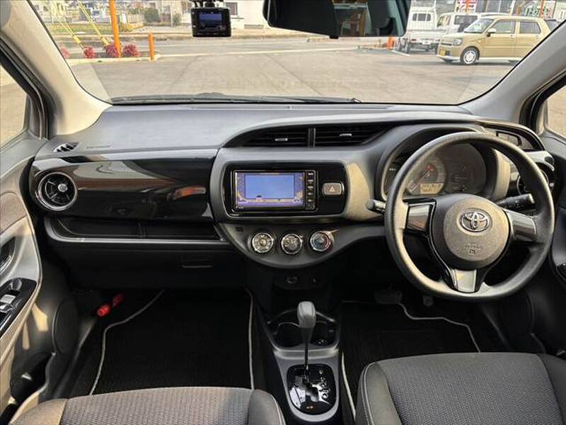 TOYOTA VITZ (YARIS)