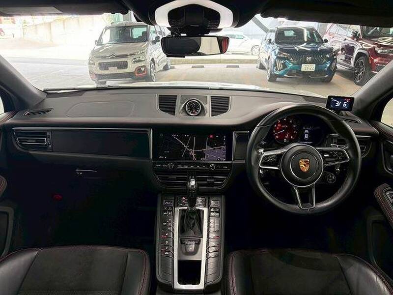 PORSCHE MACAN