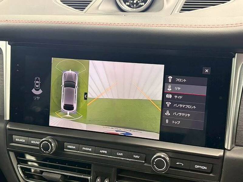 PORSCHE MACAN