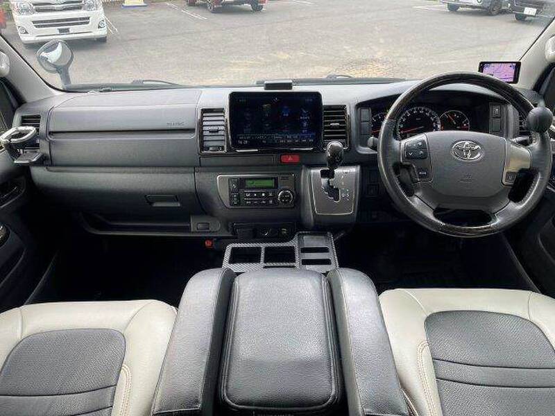 TOYOTA HIACE VAN