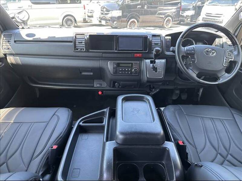 TOYOTA HIACE VAN