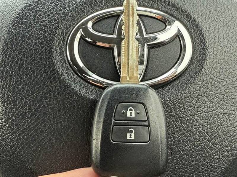 TOYOTA VITZ (YARIS)