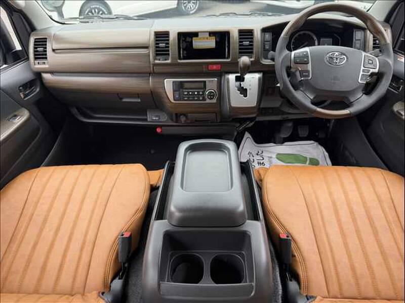 TOYOTA HIACE VAN